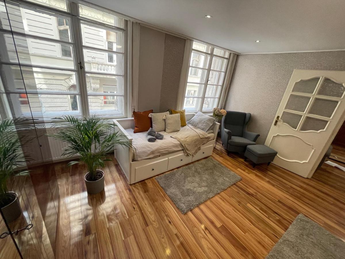Vintage Home In The Heart Of The City Budapest Bagian luar foto